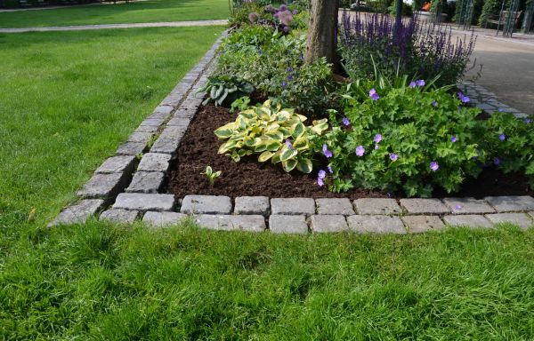Flower Bed Mulching in Naples